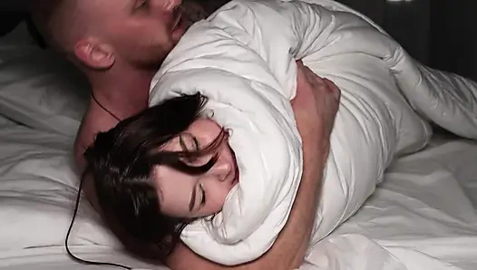 Ben onu yarağımla sokarken o bir kelebek gibi dalgalıyor