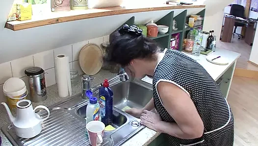 Alman pornosu – ateşli milf önce horoz emmekten hoşlanır, sonra sert bir sikiş