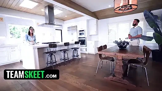 Doğal memeli minyon Ellie Nova sıkı amcığını sert siktiriyor