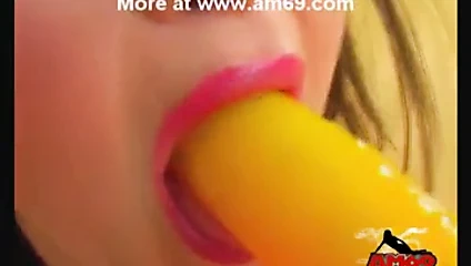 Büyük göğüsler milf ve iki yapay penis