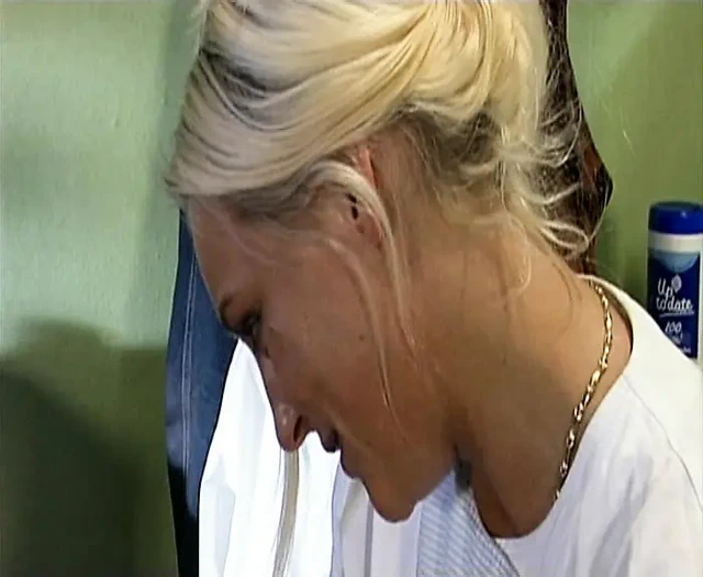 Kıllı çalılı sarışın Alman ateşli anne nostaljik anal seks yapıyor