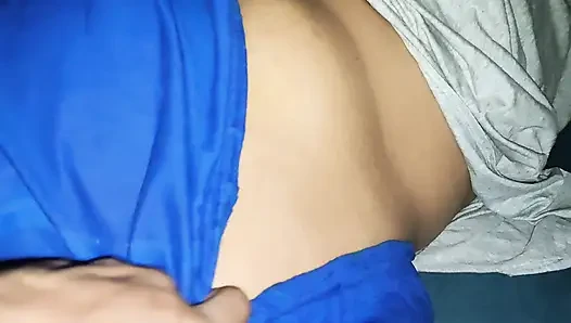 Güzel Bangladeşli evli kadın erkek arkadaşından sikiliyor