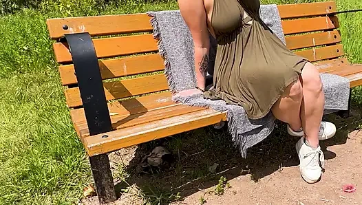 Park bankında açık havada riskli mastürbasyon