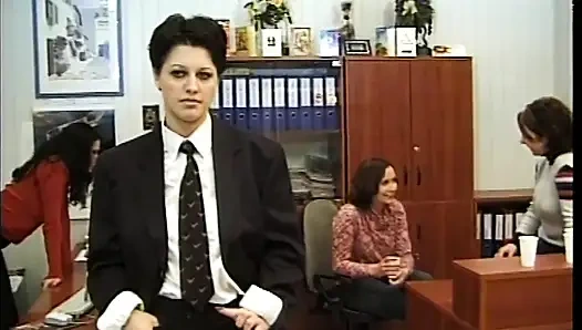 Azgın lezbiyen amcıklarını birbirlerine yalıyor ve sikiyor