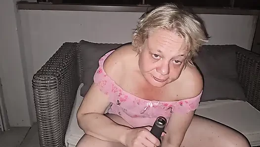 Saten külotumu bir kenara çekiyorum ve iyi bir sürtük gibi içine almak için dildo kullanıyorum