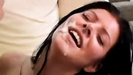 koyu saçlı piliç alır bir yanak iyi kremalı