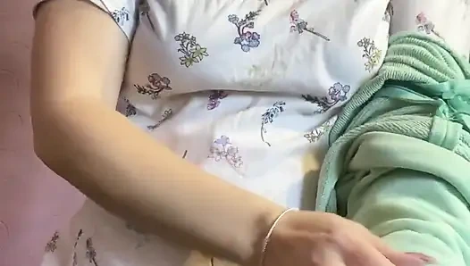 Soyunup güçlü bir vücudu ve kasları sergilemek, göğüsleri ve tüylü vajinanı ortaya çıkarmak