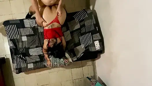 İtaatkar Karısı Kırmızı Tangayla Dört Ayak Üzerinde Veriyor