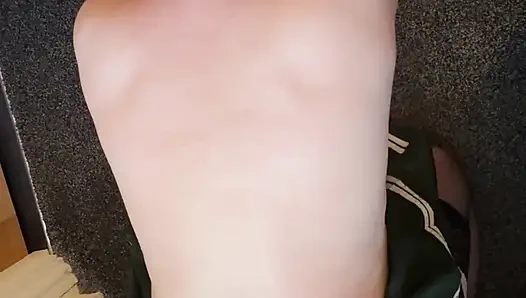 Kız arkadaş dizlerinin üzerinde büyük bir dildoyla sikişiyor.