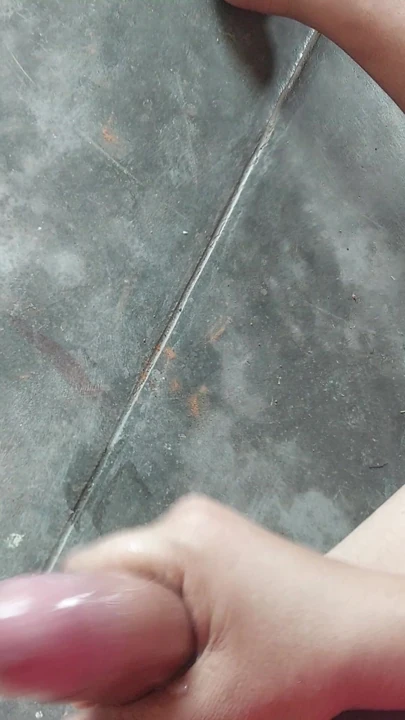 Yavaşça büyük yarağıma masaj yapıyorum