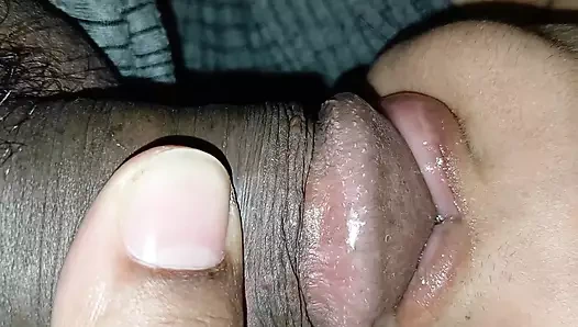 Üvey kız kardeşim yatarken, uzun süre amını okşuyor ve sonra onu siktim