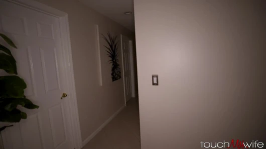 Karımı yatakta daha büyük yarakla yakaladım! - Lexi Stone