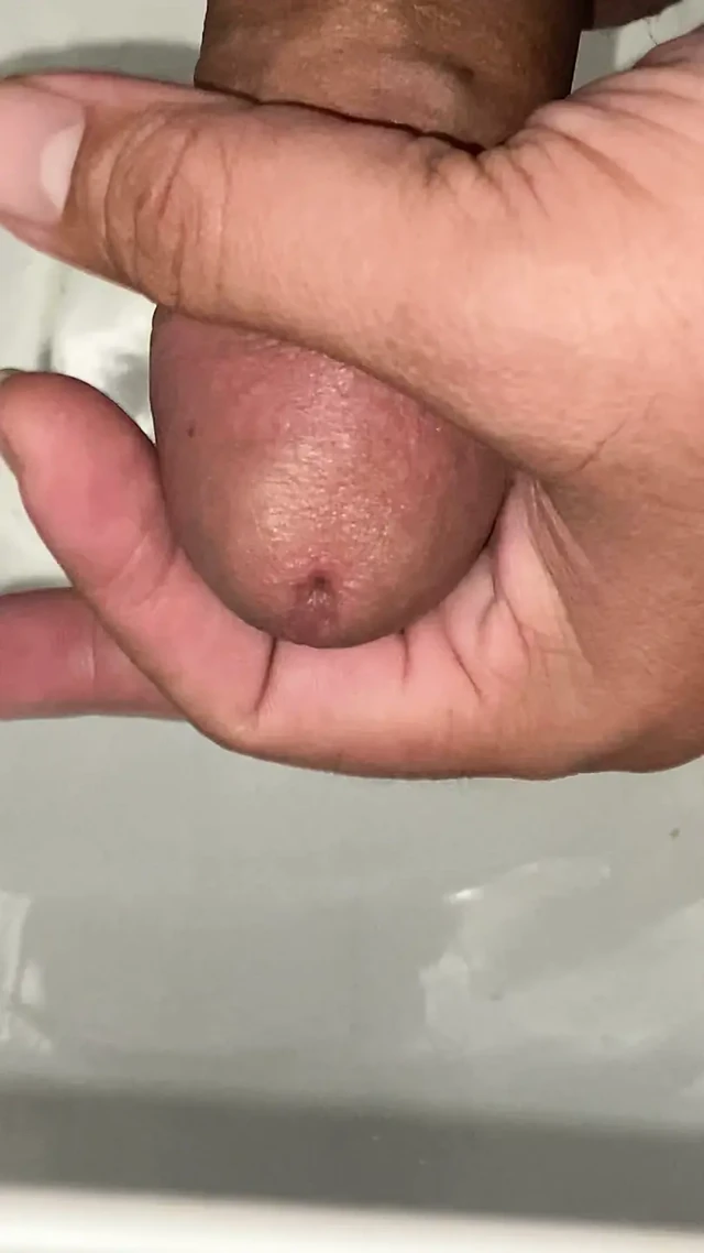Gerçekten ateş gibi bir sikim var ve içine bir delik açmaya çalışıyorum, tüm o gazı içine boşaltmak için