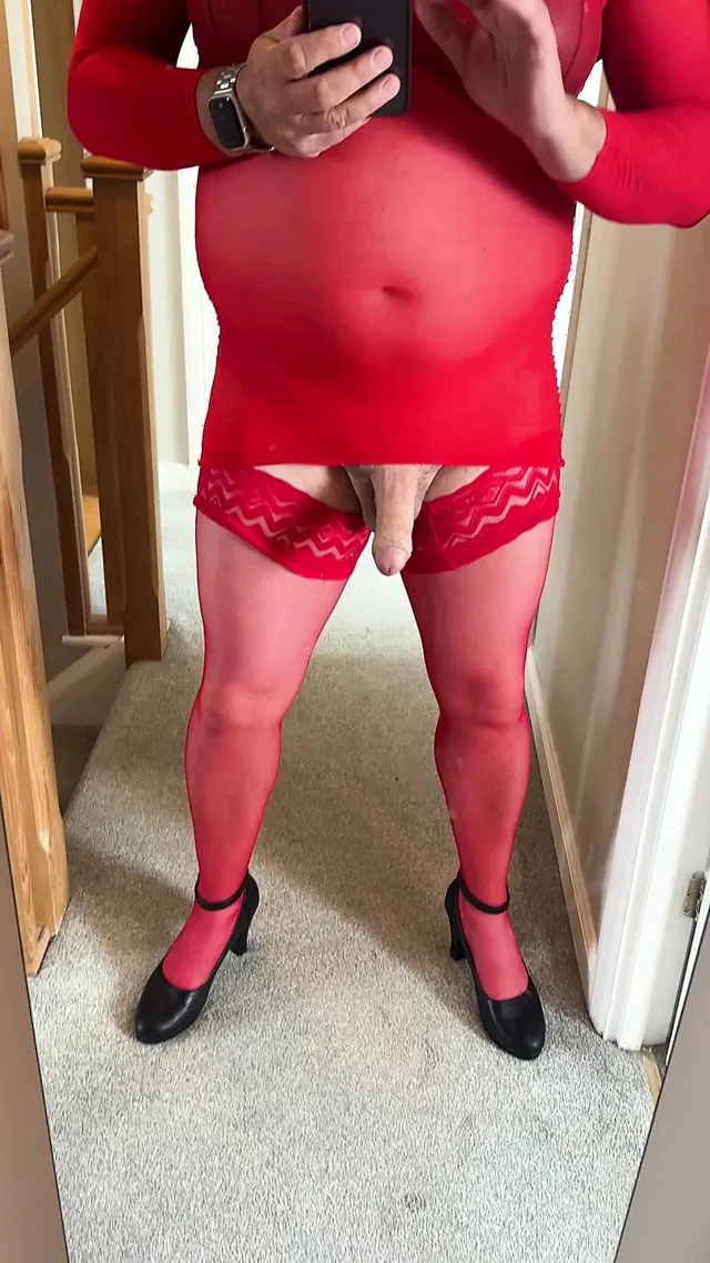 Kırmızılı travesti kadın kendi kendine mastürbasyon yapıyor.