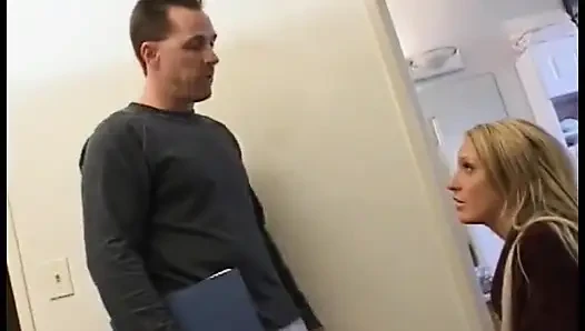 Azgın sarışın bomba sert bir yarak emiyor ve götüne sokmasına izin veriyor