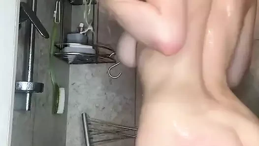 Islak sarışın önünüzde tamamen çıplak duruyor