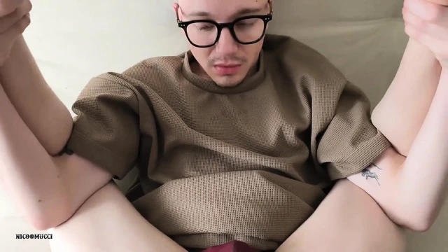 Üvey babam bana mastürbasyon yapıyor ve bakış açısıyla beni prezervatifsiz sikiyor sert ve derin, götümü sütle dolduruyor