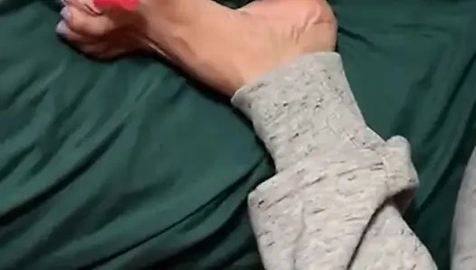 Melove küçük ayaklarını temizliyor ve tırnaklarını yapıyor