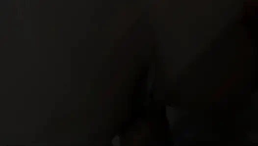 Büyük yarakla karımın amcık dudaklarını yavaşça sikiyorum ve götüne boşalıyorum