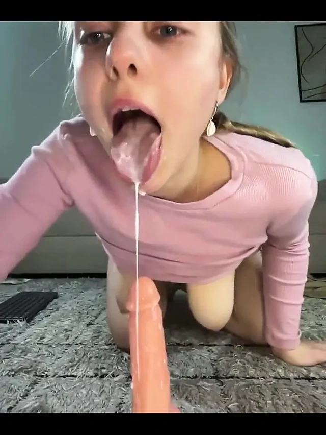 Büyük yarağa biniyor ve seksi oral seks