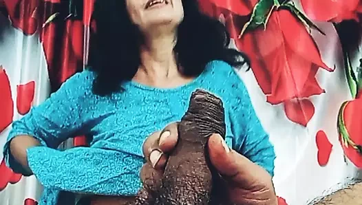 Ateşli orta yaşlı seksi kadın cinsel arzularını tatmin etmek için genç yarağı kullanıyor