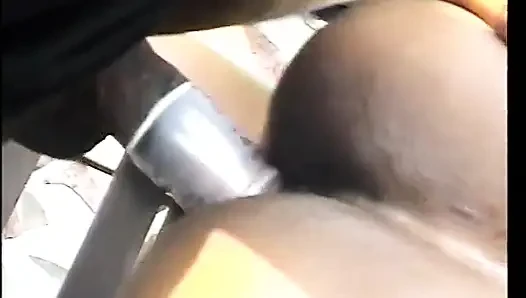 Birkaç güzel renkli yalnız hatun havuzun yanında üç siyah yarak alıyor