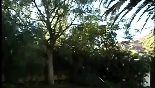Sarışın ateşli kız sakso çekiyor ve açık havada sıcak yüze boşalma için pembe sert yarağa biniyor