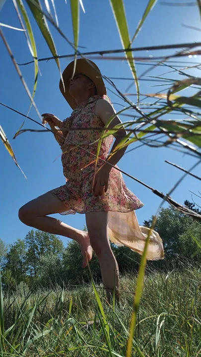 Parkta biraz fazla vino. Bu yaramaz travesti elbisesini kaldırıyor ve külotunu teşhir ediyor.