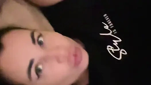 Büyük göğüslü Rus sürtük tek başına oynuyor