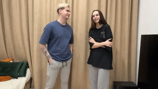 James ve Sofia striptizli elle tokat oyununda