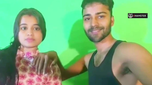 Hizmetçimin ateşli üvey kızkardeşi bana sıcak oral seks veriyor ve ben onun genç amını ayakta doggystyle pozisyonunda sikiyorum