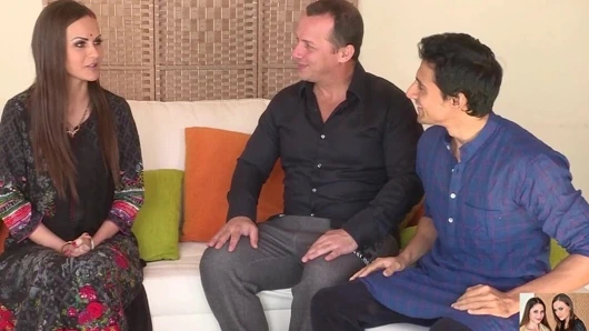 Adam hoşlanır üçlü anal seks ile sıcak desi yenge ve eş