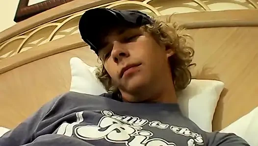 Casey birbiri ardına puro içerken birini havaya uçuruyor