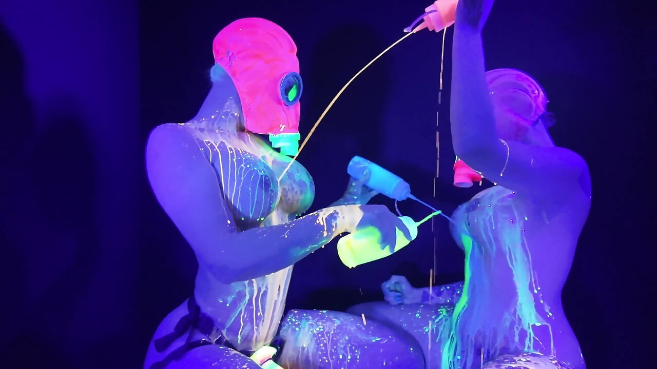 Neon Rave Kız Kız Yapay Penisle Oynuyor