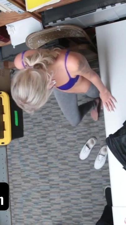 Shoplyfter - sıska sarışın tatlı emma hix beladan kurtulmak için onu kedi güvenlik görevlisine verir | Klip 1