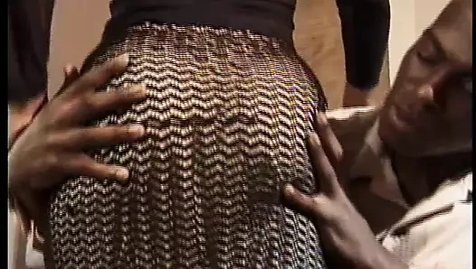 Kız arkadaşının büyük bir horoz ile seks yaptığını izliyor