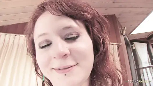 Kızıl saçlı genç kız alınıyor ve acımasız bir şekilde sikiliyor