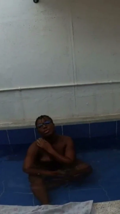 Seksi Siyah Ebony Kız, Serin Küçük Havuzda Adamın Dışarıda Gerçekten Güzel Bir Oral Yapıyor… Neredeyse Patlatıyordu… | Bölüm 1