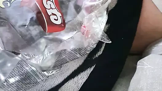 Üvey anne seks yapıyor ve oyuncu üvey oğlunun içeride boşalmasına yardım ediyor