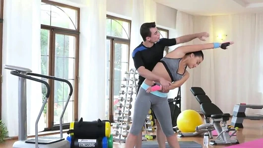 Fitnessrooms birden fazla orgazm için siyah saçlı spor salonu perisi