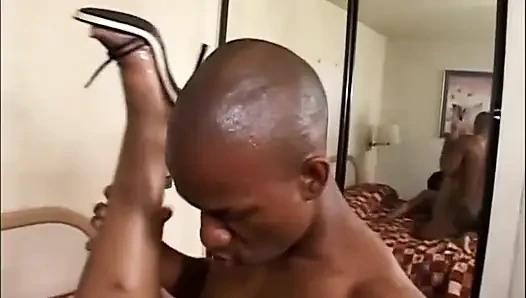 Büyük siyah yarakla siyah göte sarılıyor