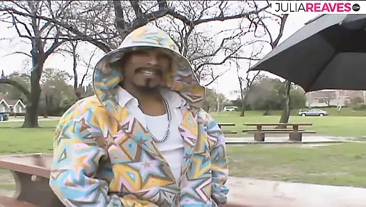 Ateşli kız sıkı amcığını canavar yaraklarla parçalıyor