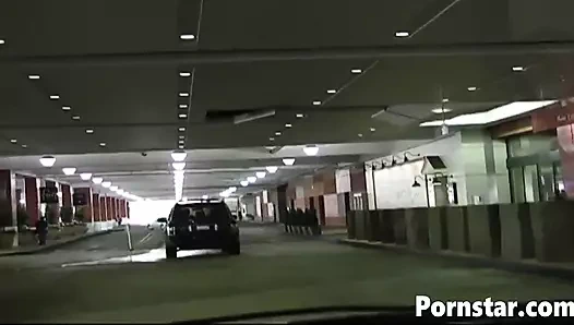 Doğal memeli hatun Elena Heiress'in ateşli sikişme hareketleri var