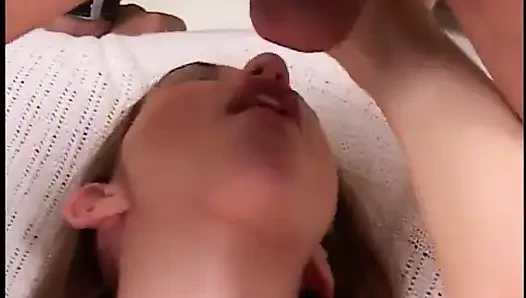 Dev yarak bu esmer genç kızın mükemmel küçük tıraşlı amını genişletiyor