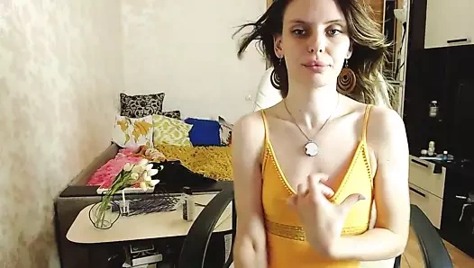 Sarı elbise ve müzikle dans edin.