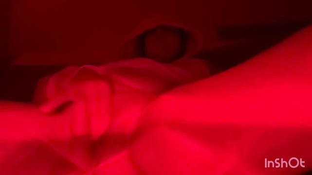 Küçük üvey kız kardeş vajinasını hazırlıyor.