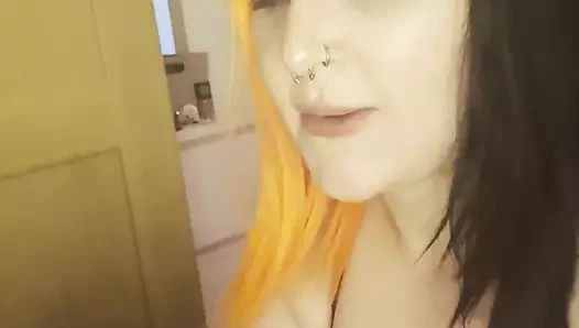 Gotik kız balon patlatıyor