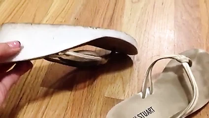 Parlak pembe tırnaklar ve pis beyaz parmak arası terlikler