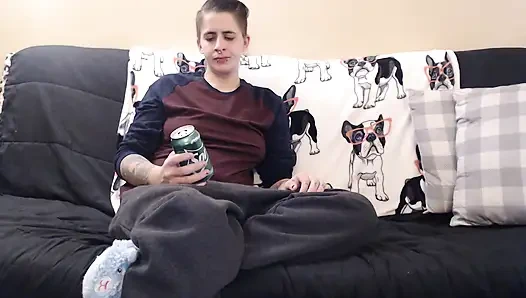 Yüksek sesle limonlu soda geğiriyor