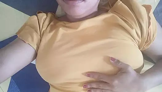 Üvey anne hemen yukarı ve zengin memeli sıkı amında tamamen ıslanmış bir boşalma yapıyor